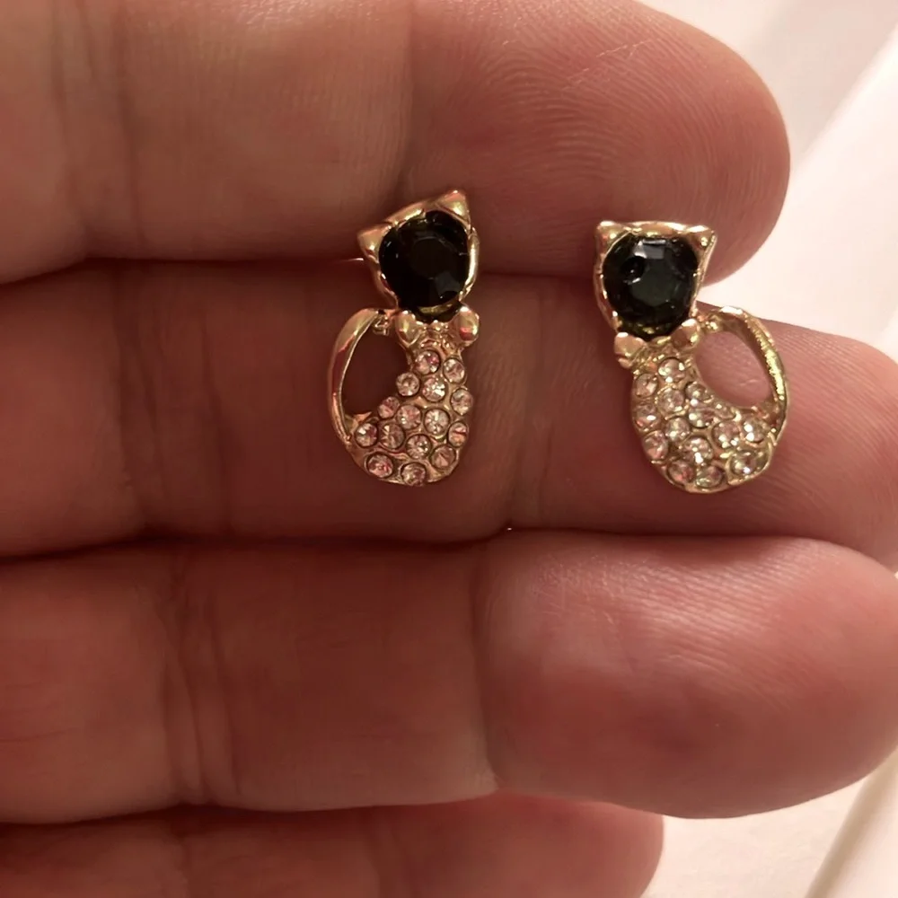 NWT Cute Dainty Kitty Cat Pierced Earrings Gold With Crystal & Black Stones
